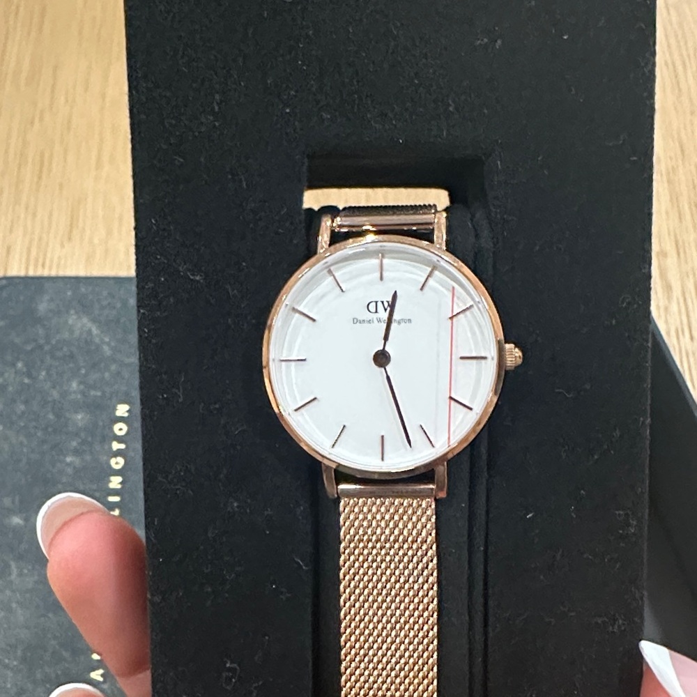 Daniel Wellington Rose Gold Mesh Watch - Picture 10 of 10